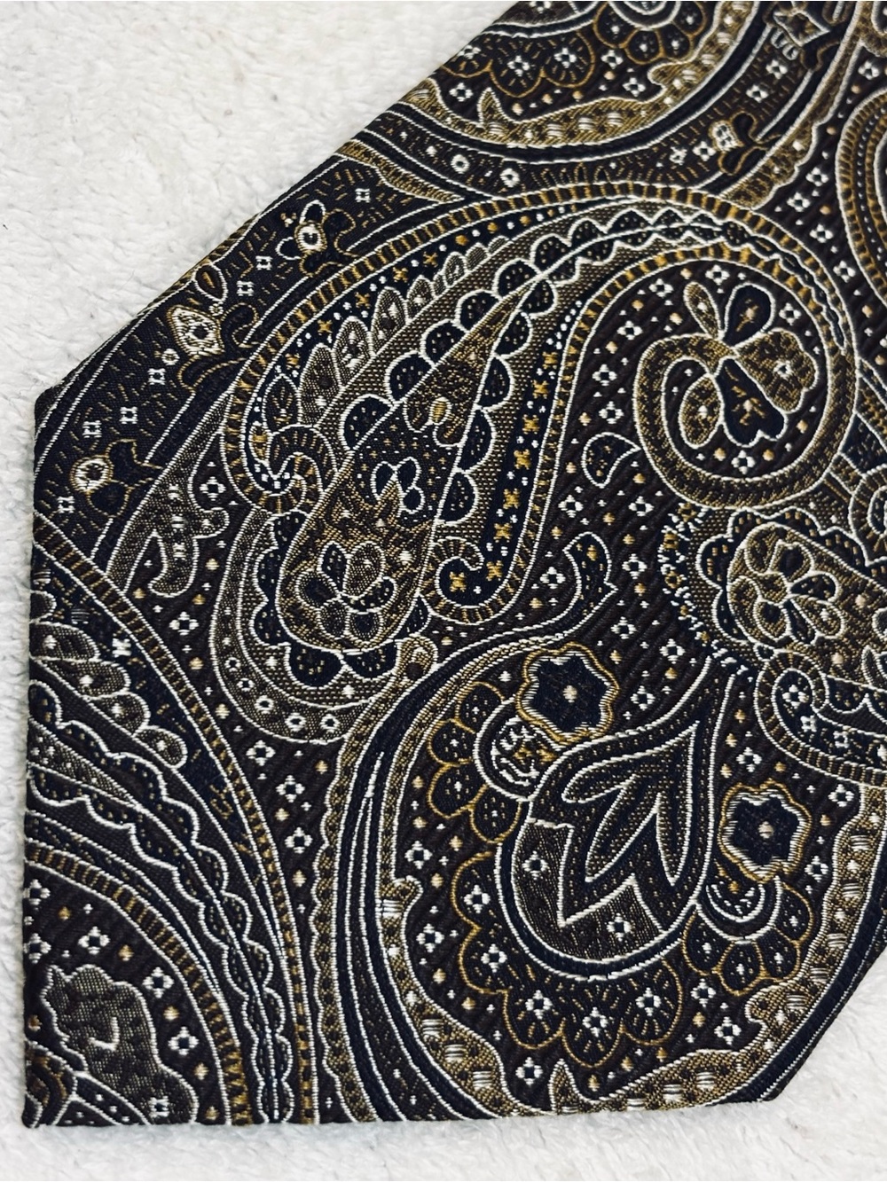 Brand New Stylish High Quality Tie By Countess Mara